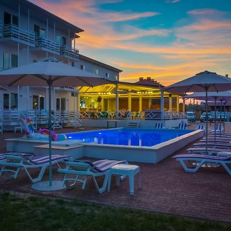 Family Hotel Happy Inn Zatoka Buitenkant foto