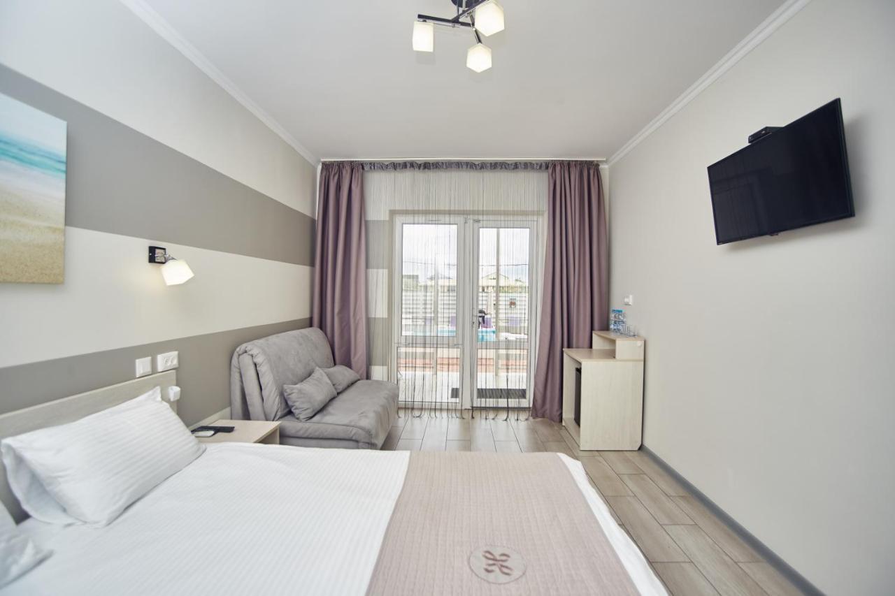 Family Hotel Happy Inn Zatoka Buitenkant foto