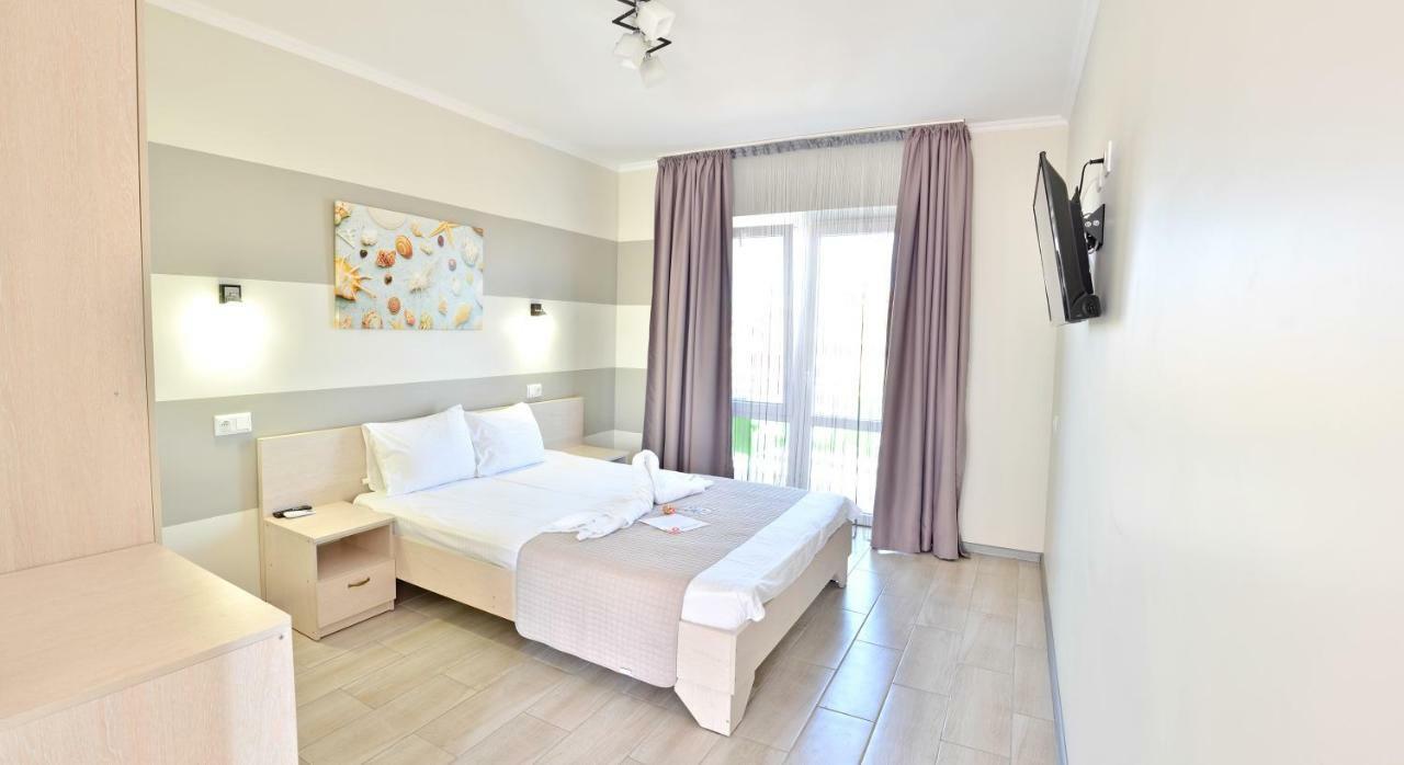 Family Hotel Happy Inn Zatoka Buitenkant foto